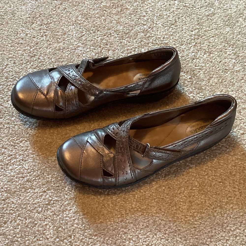 Clarks bronze flats size 9N